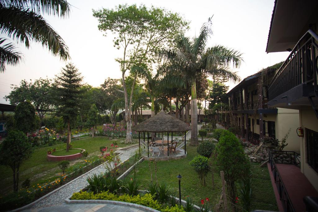 Chitwan Adventure Resort Sauraha Eksteriør billede