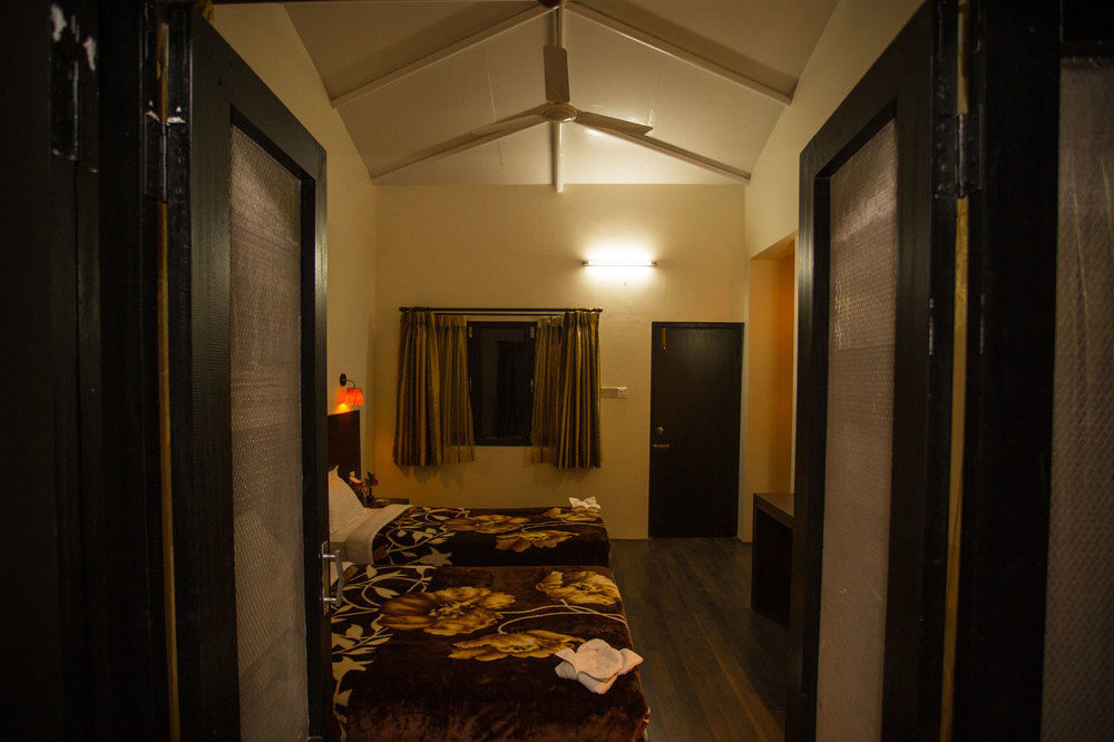 Chitwan Adventure Resort Sauraha Eksteriør billede