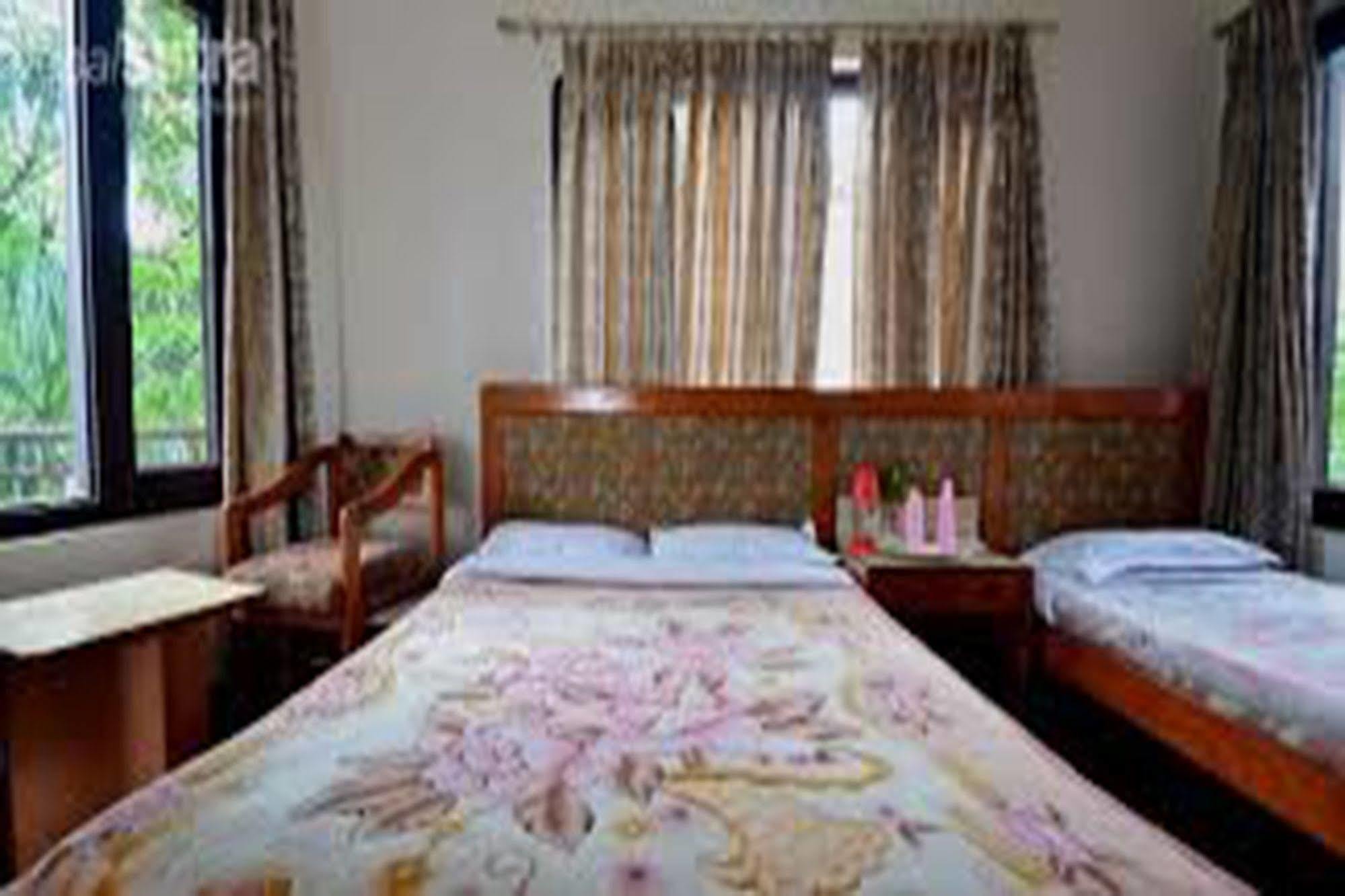 Chitwan Adventure Resort Sauraha Eksteriør billede