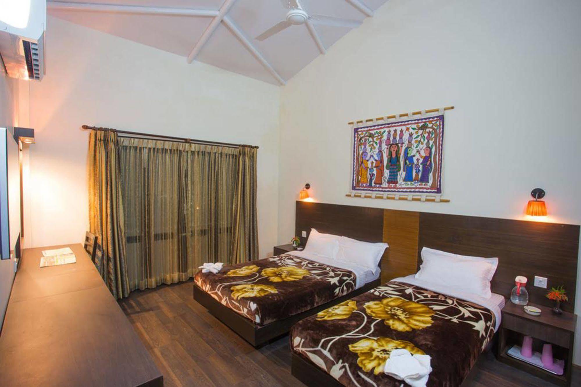 Chitwan Adventure Resort Sauraha Eksteriør billede